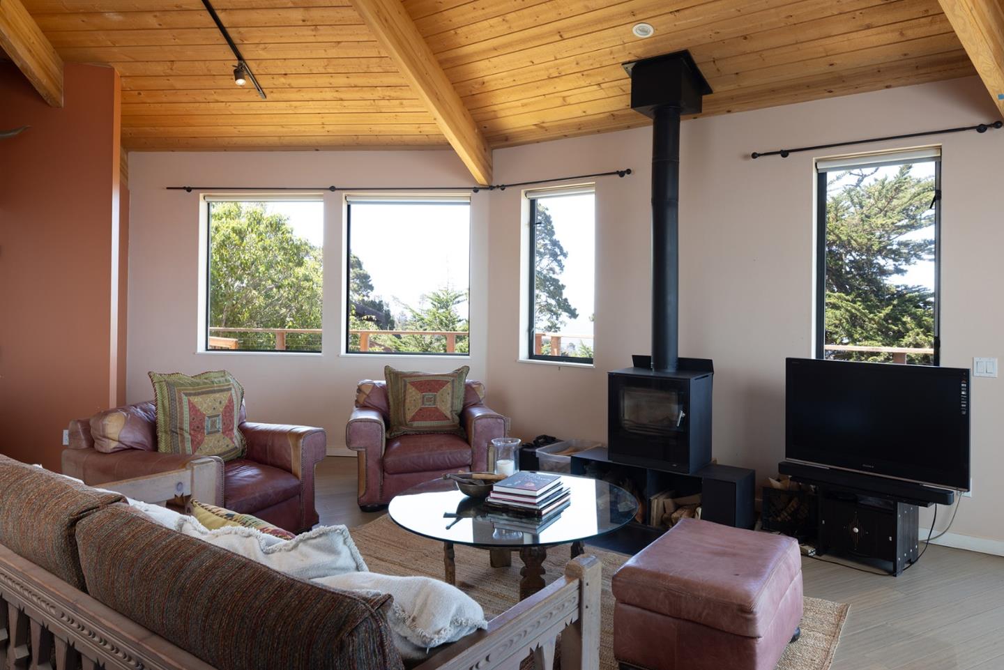 Detail Gallery Image 5 of 24 For 209 Crest Rd, Carmel,  CA 93923 - 3 Beds | 2/1 Baths