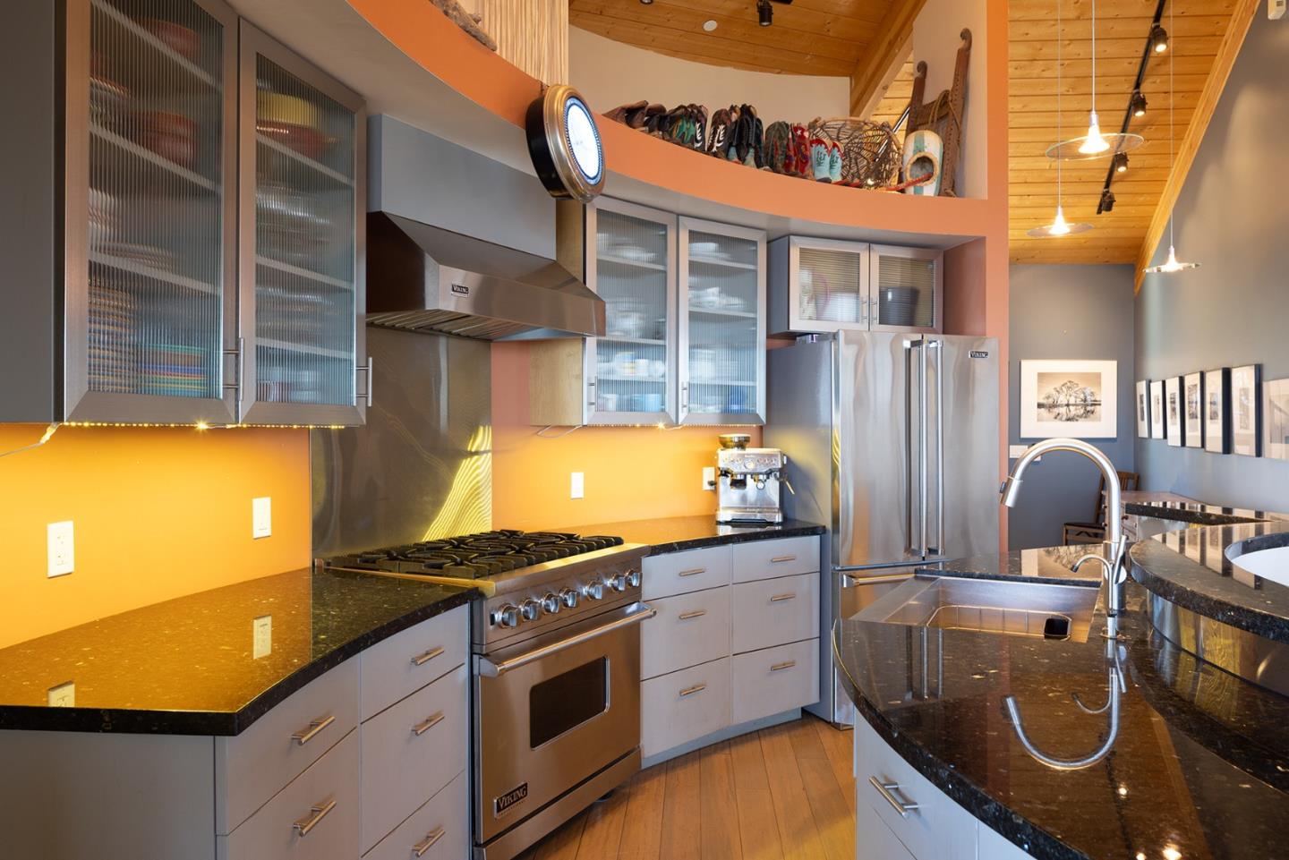 Detail Gallery Image 6 of 24 For 209 Crest Rd, Carmel,  CA 93923 - 3 Beds | 2/1 Baths