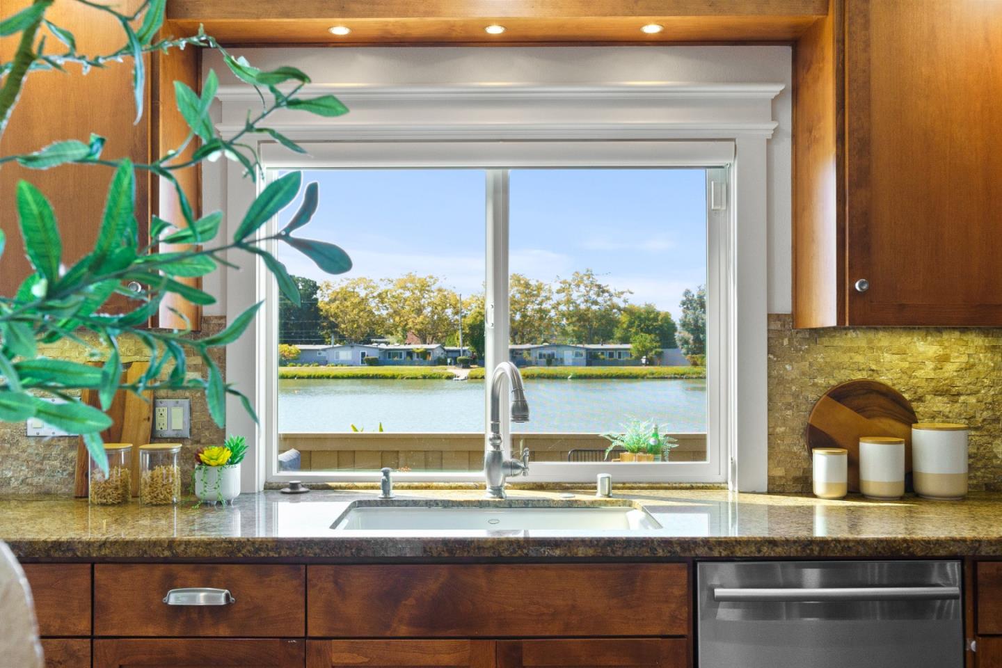 Detail Gallery Image 12 of 43 For 194 Beach Park Blvd, Foster City,  CA 94404 - 4 Beds | 2/1 Baths