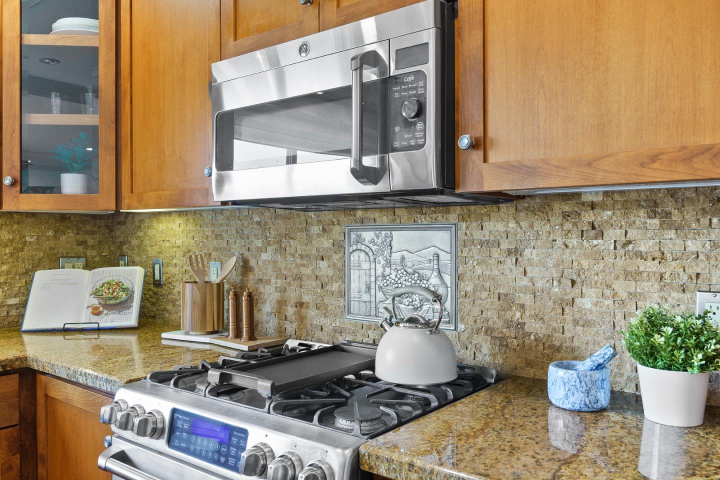 Detail Gallery Image 13 of 43 For 194 Beach Park Blvd, Foster City,  CA 94404 - 4 Beds | 2/1 Baths