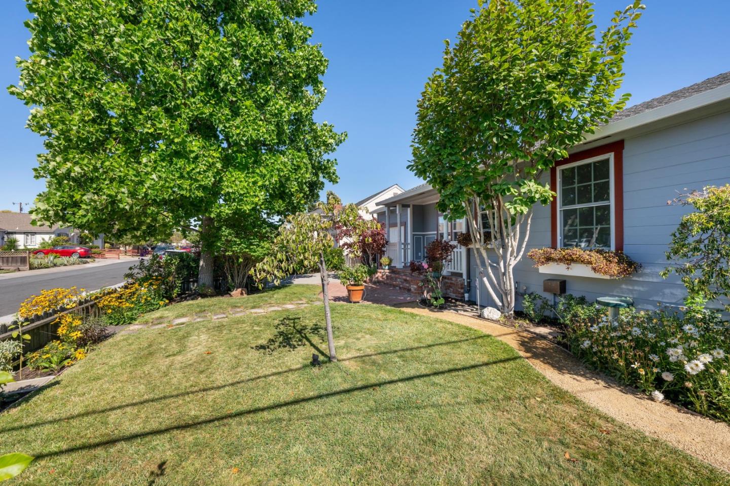 Detail Gallery Image 5 of 51 For 1131 Hawthorne Dr, San Mateo,  CA 94402 - 3 Beds | 1/1 Baths