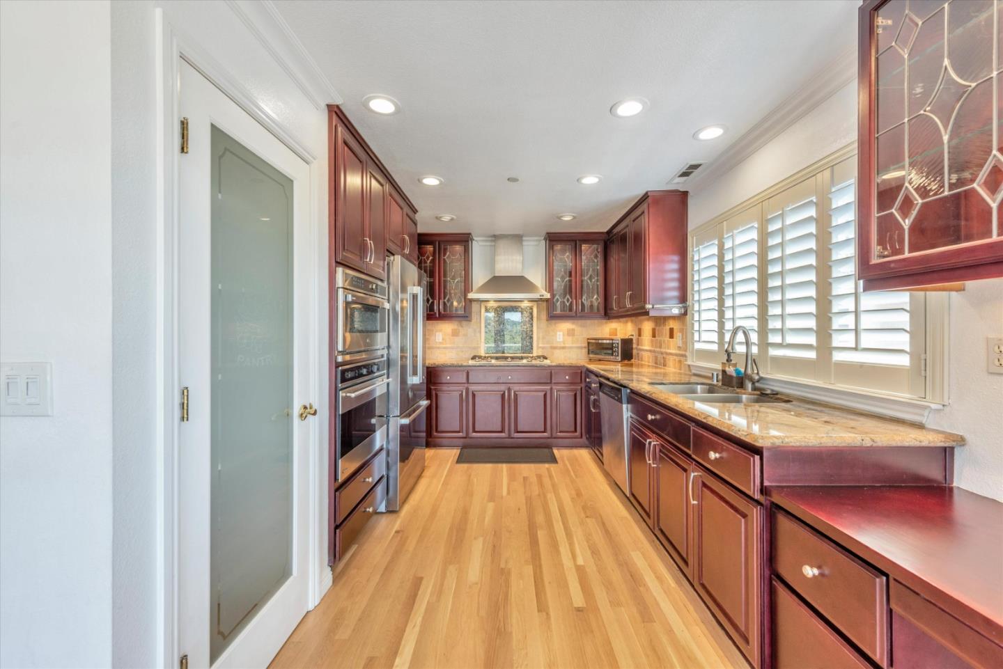 Detail Gallery Image 10 of 31 For 8215 Skyline Cir, Oakland,  CA 94605 - 3 Beds | 2/1 Baths