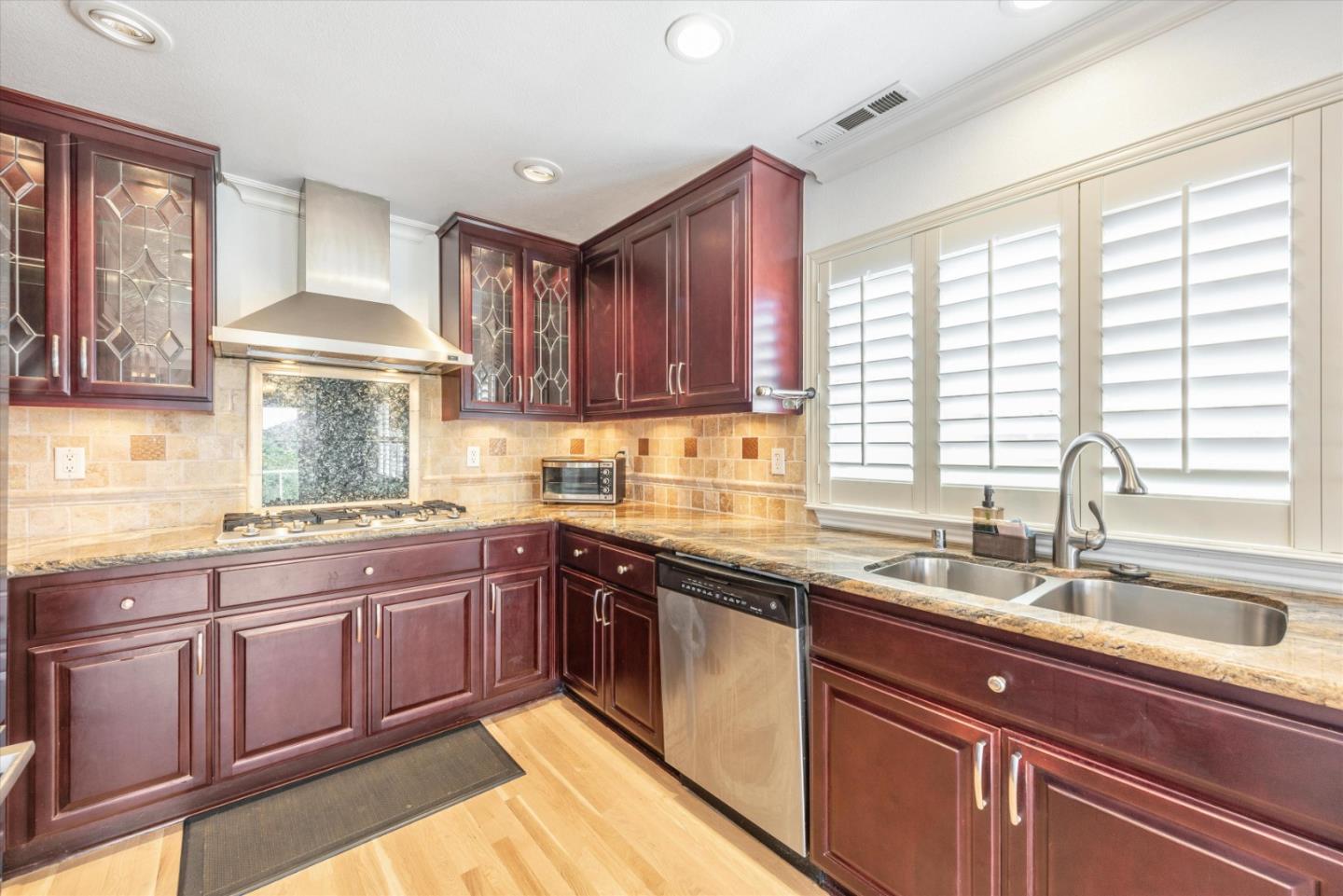 Detail Gallery Image 12 of 31 For 8215 Skyline Cir, Oakland,  CA 94605 - 3 Beds | 2/1 Baths