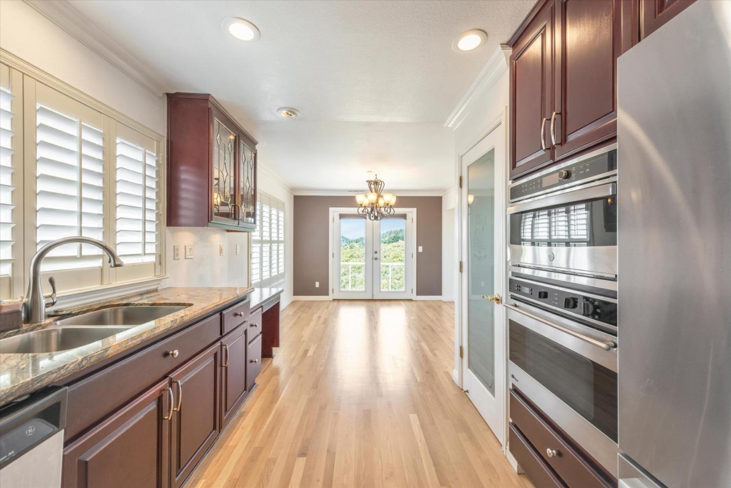 Detail Gallery Image 13 of 31 For 8215 Skyline Cir, Oakland,  CA 94605 - 3 Beds | 2/1 Baths