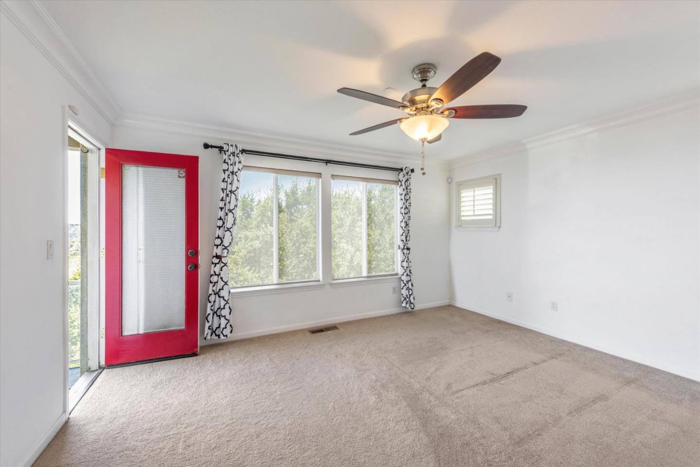 Detail Gallery Image 18 of 31 For 8215 Skyline Cir, Oakland,  CA 94605 - 3 Beds | 2/1 Baths