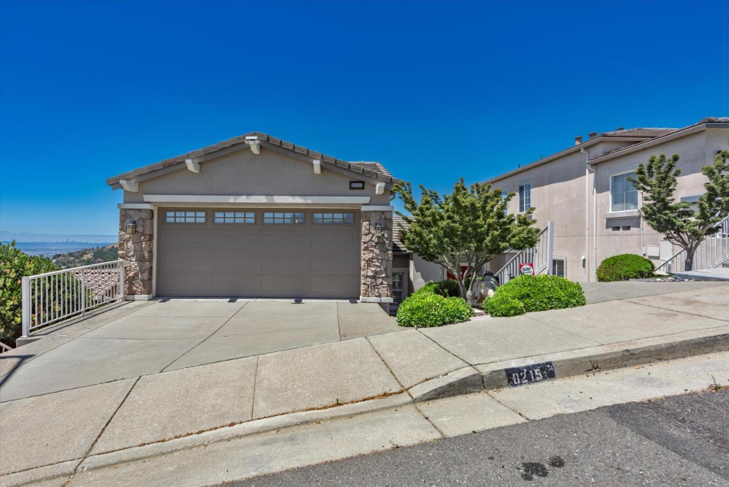 Detail Gallery Image 2 of 31 For 8215 Skyline Cir, Oakland,  CA 94605 - 3 Beds | 2/1 Baths