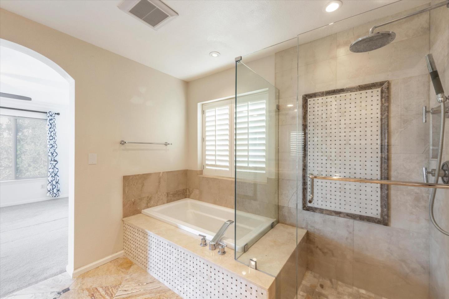 Detail Gallery Image 23 of 31 For 8215 Skyline Cir, Oakland,  CA 94605 - 3 Beds | 2/1 Baths