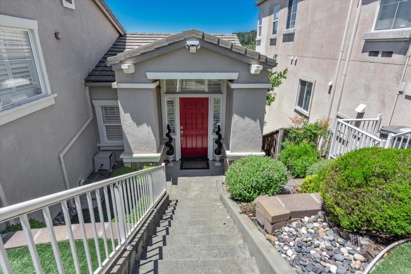 Detail Gallery Image 3 of 31 For 8215 Skyline Cir, Oakland,  CA 94605 - 3 Beds | 2/1 Baths