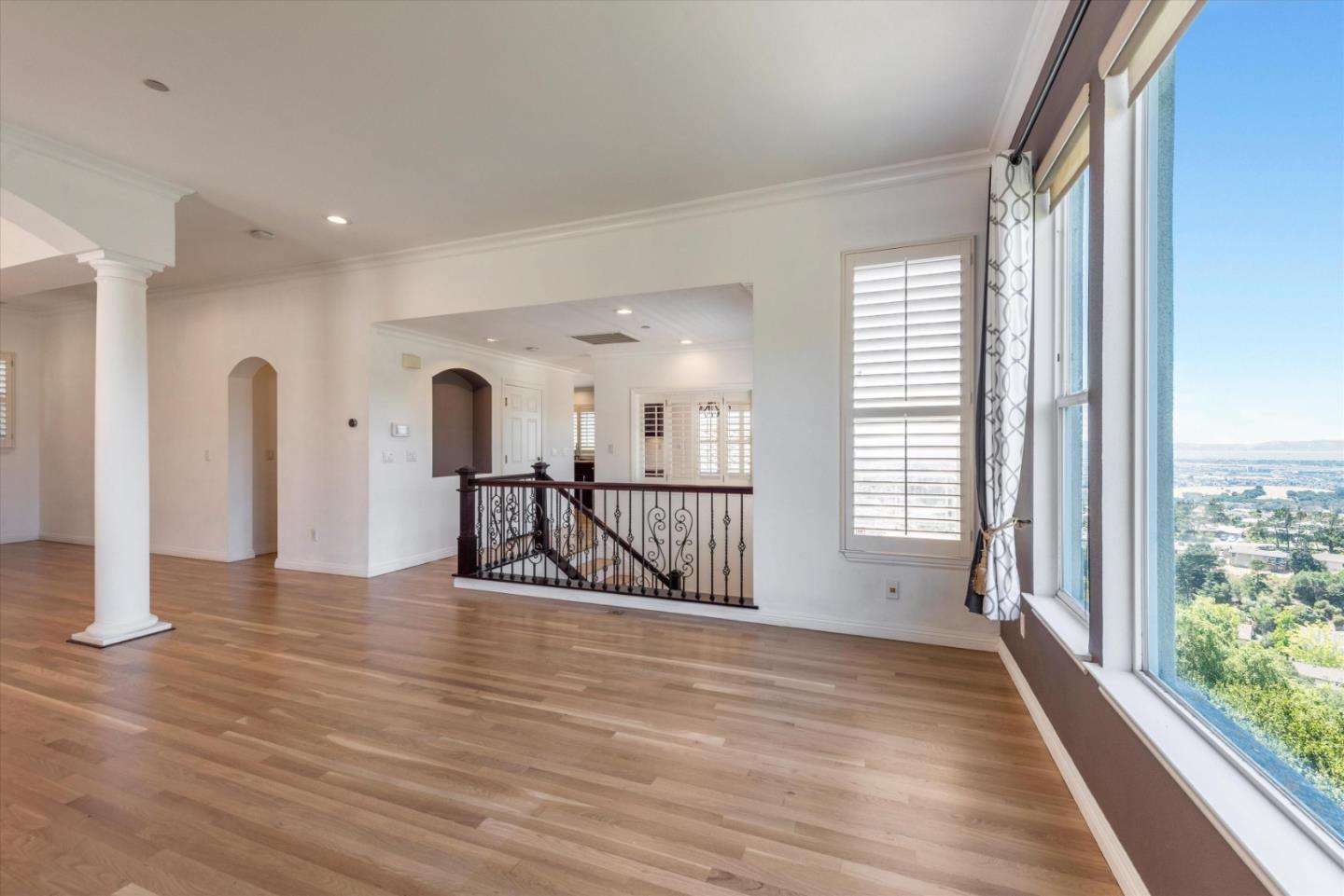 Detail Gallery Image 6 of 31 For 8215 Skyline Cir, Oakland,  CA 94605 - 3 Beds | 2/1 Baths
