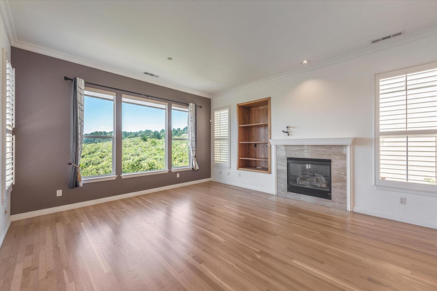 Detail Gallery Image 7 of 31 For 8215 Skyline Cir, Oakland,  CA 94605 - 3 Beds | 2/1 Baths