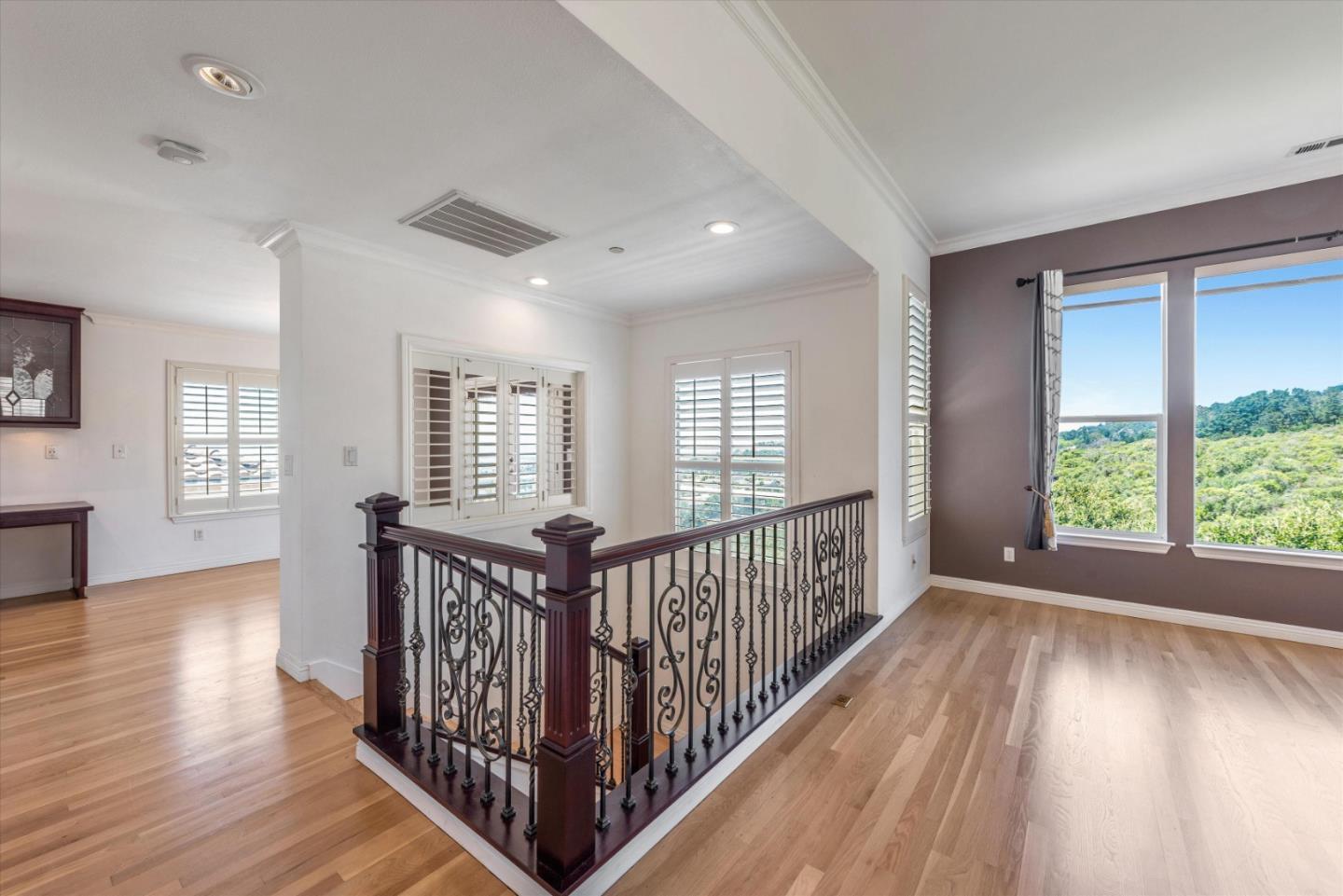 Detail Gallery Image 8 of 31 For 8215 Skyline Cir, Oakland,  CA 94605 - 3 Beds | 2/1 Baths