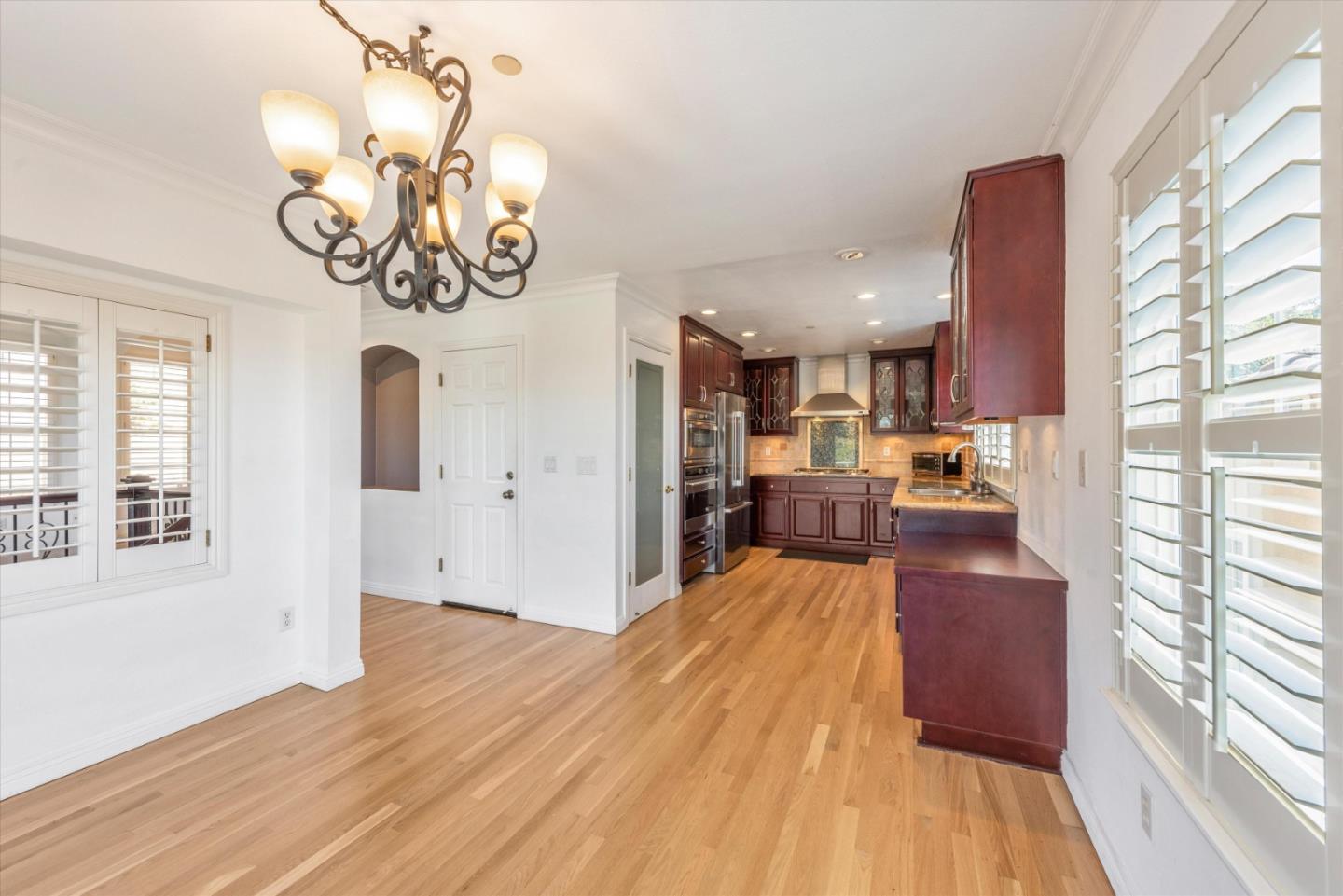 Detail Gallery Image 9 of 31 For 8215 Skyline Cir, Oakland,  CA 94605 - 3 Beds | 2/1 Baths