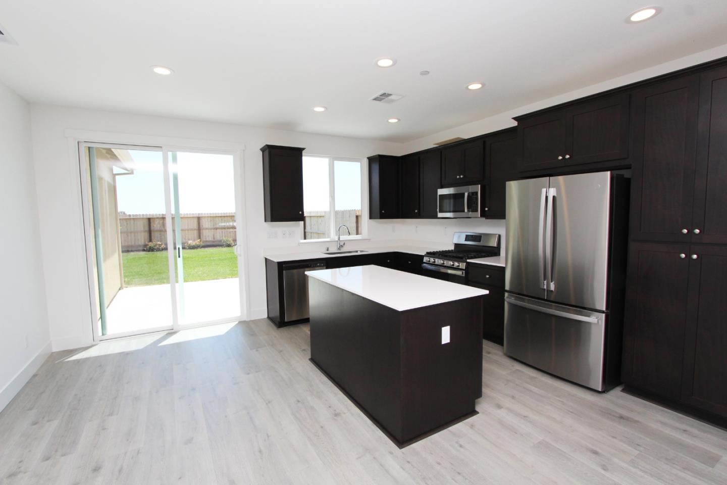 Detail Gallery Image 4 of 10 For 1237 Gypsum Dr #2-26,  Los Banos,  CA 93635 - 3 Beds | 2 Baths