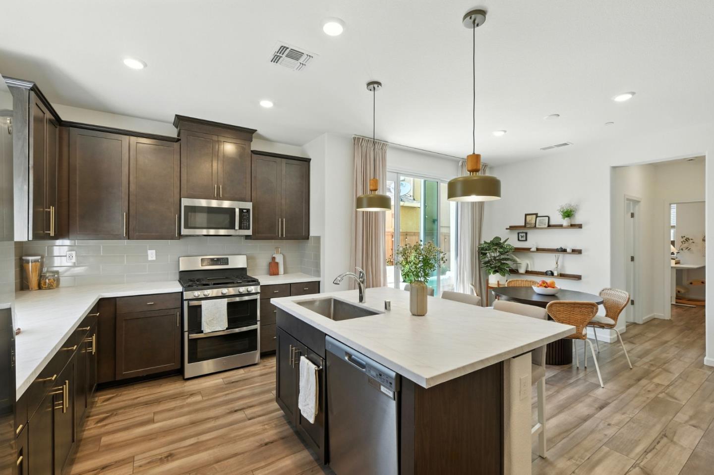 Detail Gallery Image 10 of 33 For 1371 Hadley Dr, Woodland,  CA 95776 - 4 Beds | 3 Baths