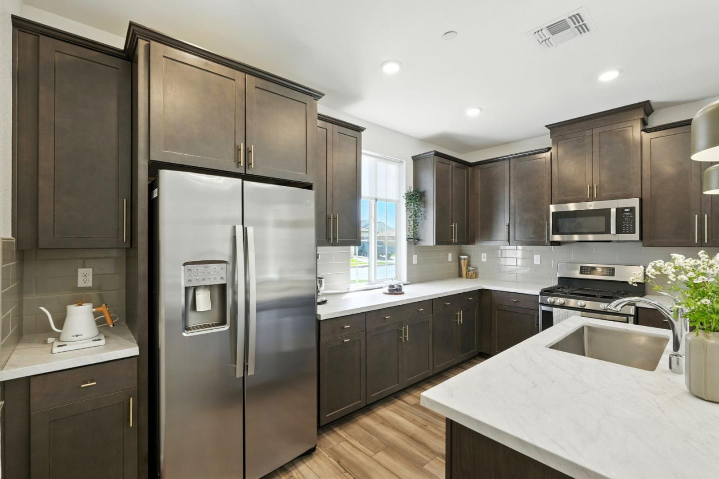 Detail Gallery Image 8 of 33 For 1371 Hadley Dr, Woodland,  CA 95776 - 4 Beds | 3 Baths