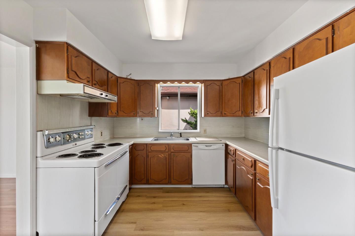 Detail Gallery Image 10 of 22 For 14 Wilshire Ct, Daly City,  CA 94015 - 3 Beds | 2/1 Baths