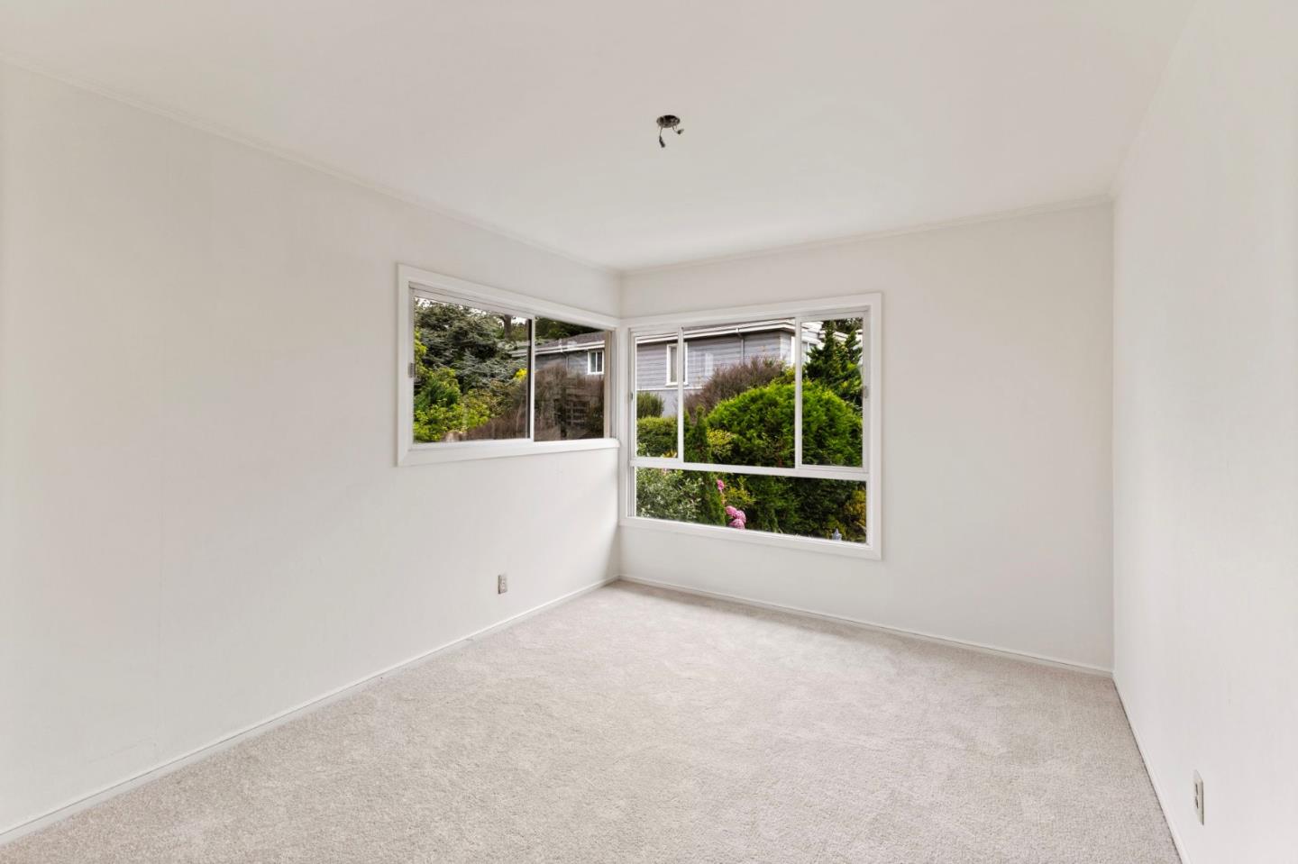 Detail Gallery Image 14 of 22 For 14 Wilshire Ct, Daly City,  CA 94015 - 3 Beds | 2/1 Baths