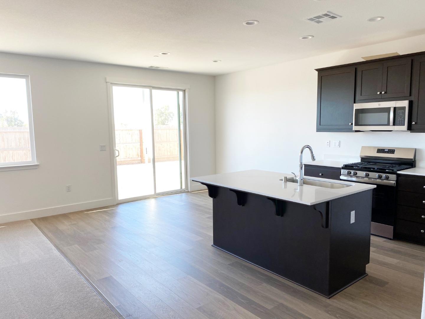 Detail Gallery Image 2 of 13 For 1269 Gypsum Dr #2-18,  Los Banos,  CA 93635 - 4 Beds | 2 Baths