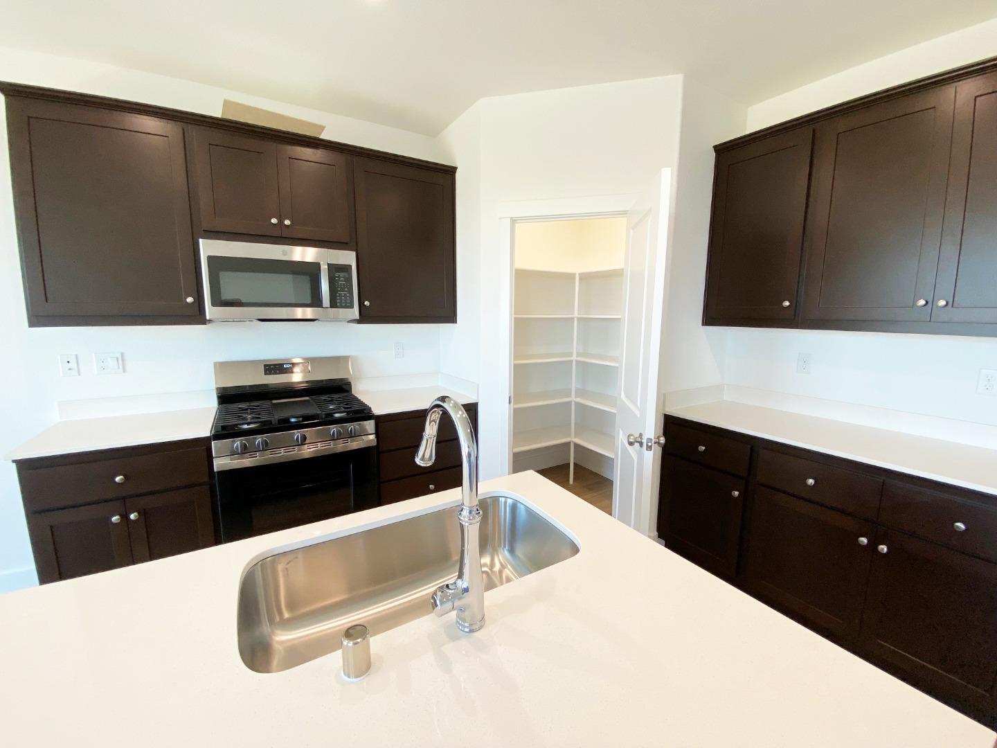 Detail Gallery Image 3 of 13 For 1269 Gypsum Dr #2-18,  Los Banos,  CA 93635 - 4 Beds | 2 Baths