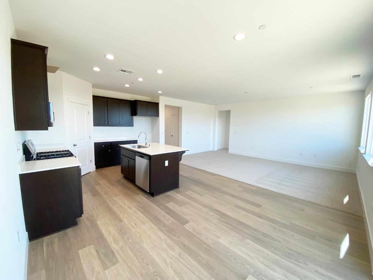 Detail Gallery Image 4 of 13 For 1269 Gypsum Dr #2-18,  Los Banos,  CA 93635 - 4 Beds | 2 Baths