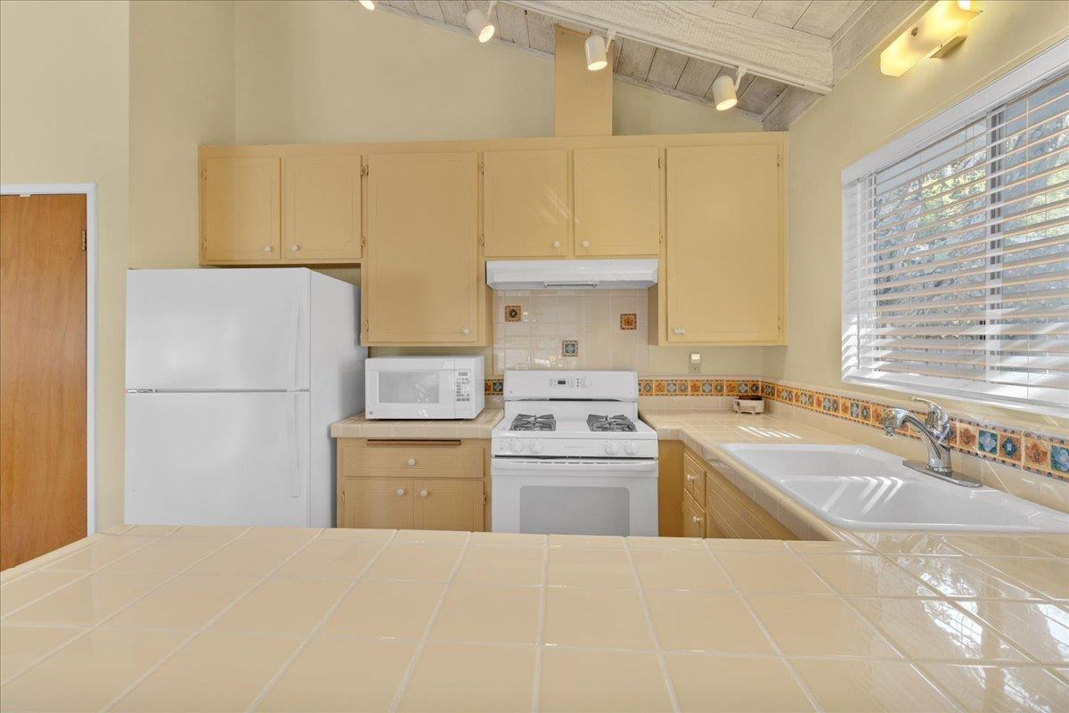 Detail Gallery Image 10 of 18 For 24703 Camino Del Monte, Carmel,  CA 93923 - 3 Beds | 2 Baths