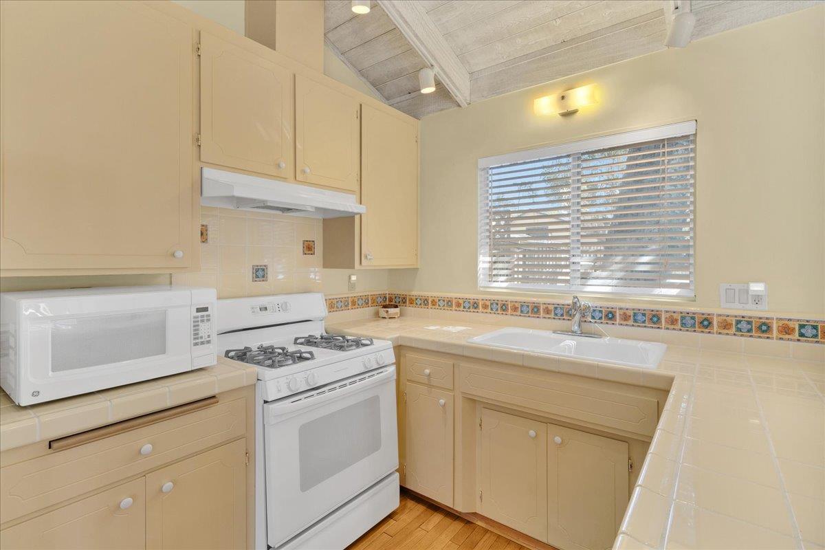 Detail Gallery Image 9 of 18 For 24703 Camino Del Monte, Carmel,  CA 93923 - 3 Beds | 2 Baths