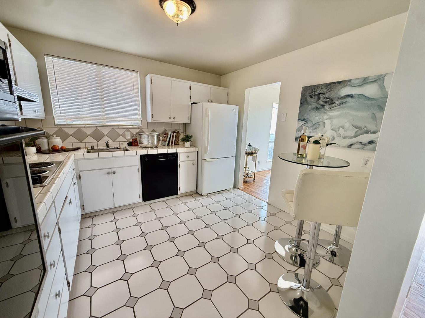 Detail Gallery Image 5 of 17 For 95 Clearview Dr, Daly City,  CA 94015 - 3 Beds | 1 Baths