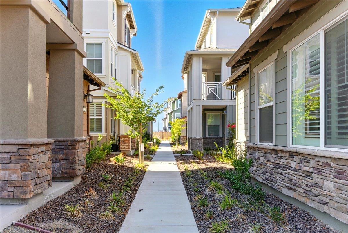 Detail Gallery Image 3 of 21 For 9263 Vista Cove Way, Newark,  CA 94560 - 3 Beds | 3/1 Baths