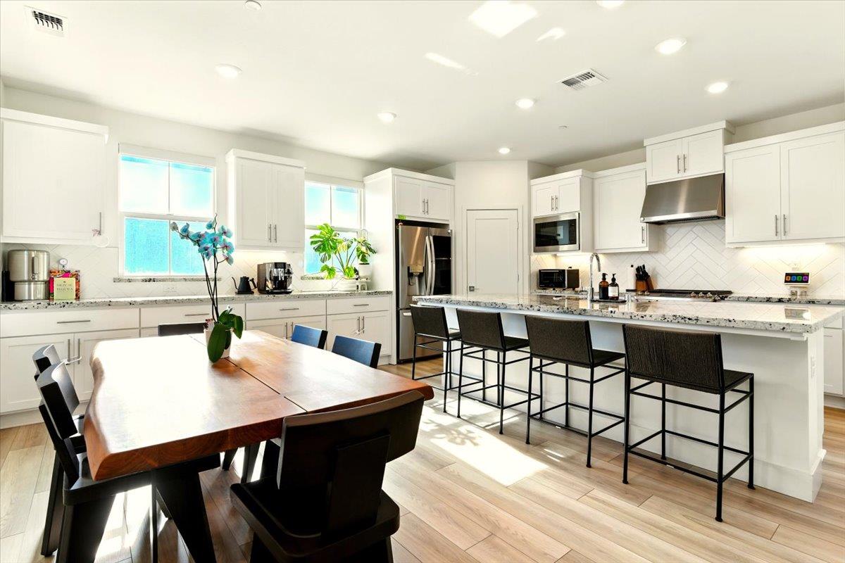 Detail Gallery Image 5 of 21 For 9263 Vista Cove Way, Newark,  CA 94560 - 3 Beds | 3/1 Baths