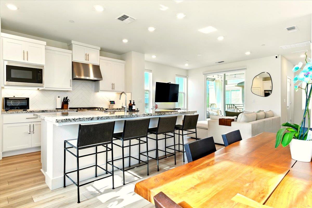 Detail Gallery Image 6 of 21 For 9263 Vista Cove Way, Newark,  CA 94560 - 3 Beds | 3/1 Baths