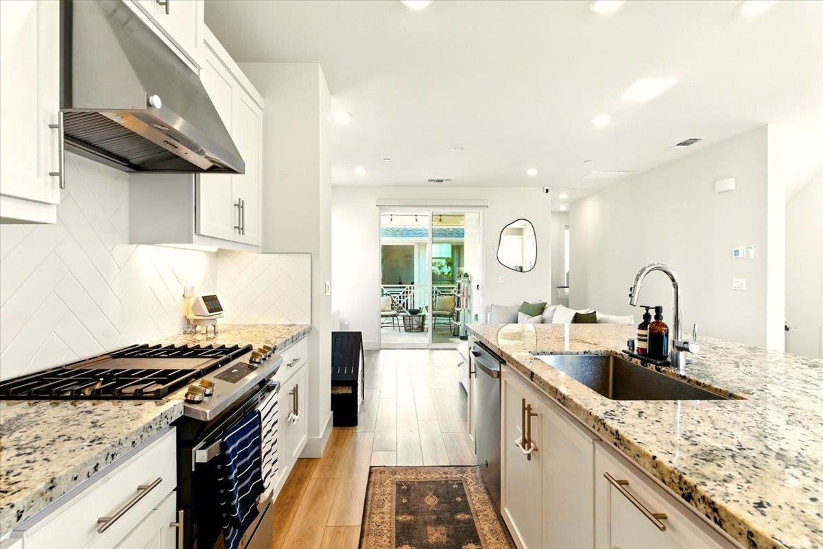 Detail Gallery Image 8 of 21 For 9263 Vista Cove Way, Newark,  CA 94560 - 3 Beds | 3/1 Baths