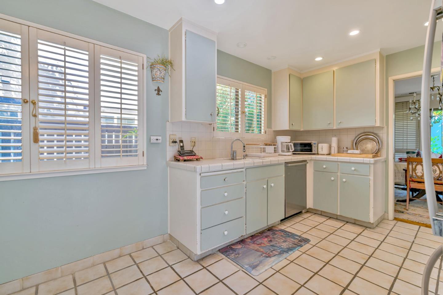 Detail Gallery Image 16 of 41 For 2445 Sharon Oaks Dr, Menlo Park,  CA 94025 - 2 Beds | 2 Baths