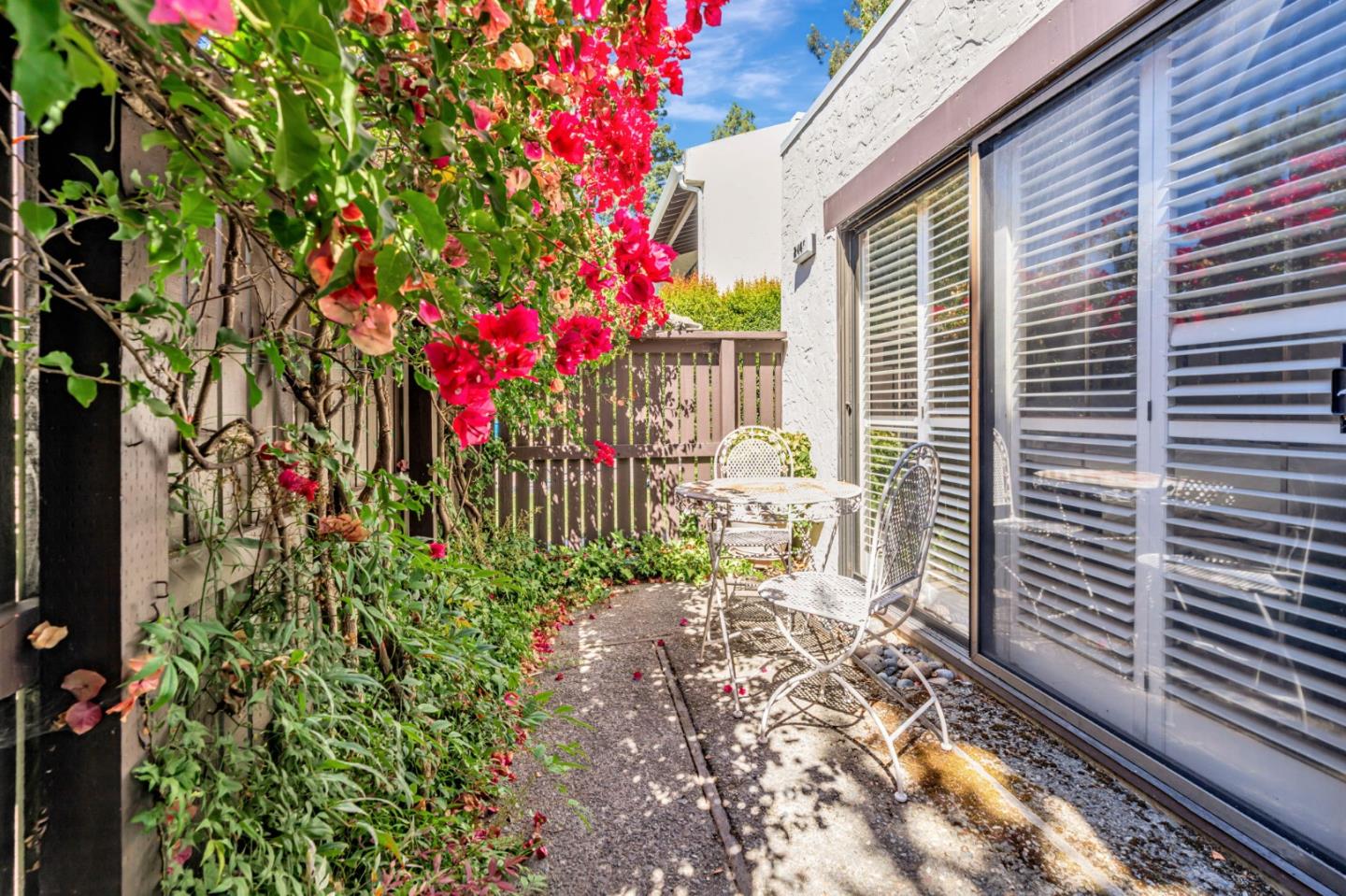 Detail Gallery Image 31 of 41 For 2445 Sharon Oaks Dr, Menlo Park,  CA 94025 - 2 Beds | 2 Baths