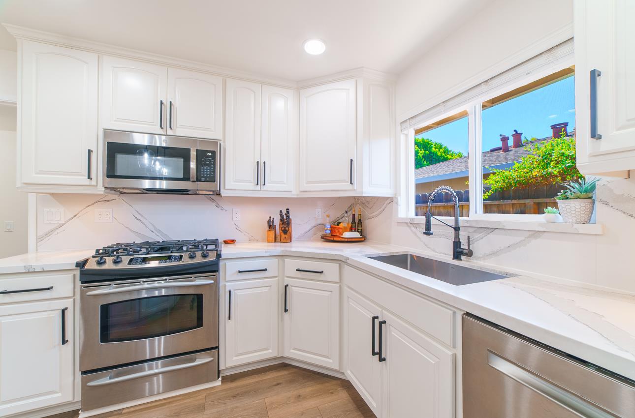 Detail Gallery Image 14 of 43 For 731 La Mesa Dr, Salinas,  CA 93901 - 4 Beds | 2/1 Baths