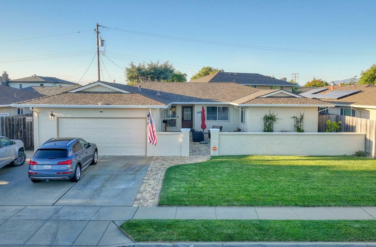 Detail Gallery Image 2 of 43 For 731 La Mesa Dr, Salinas,  CA 93901 - 4 Beds | 2/1 Baths