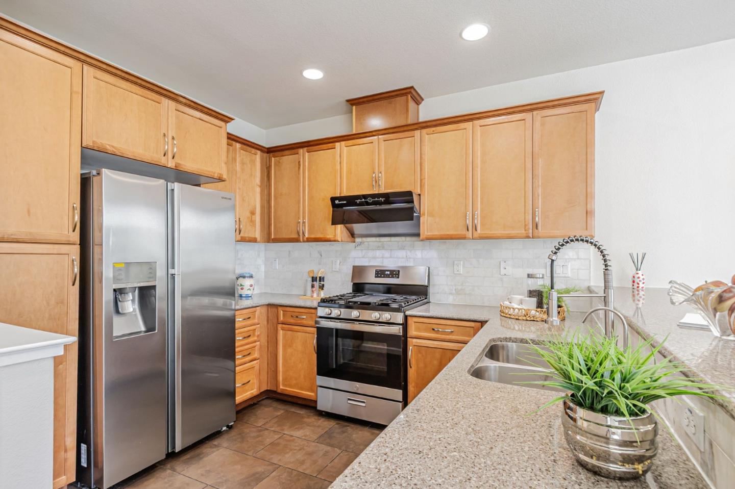 Detail Gallery Image 9 of 33 For 1116 Genco Ter, San Jose,  CA 95133 - 2 Beds | 2/1 Baths