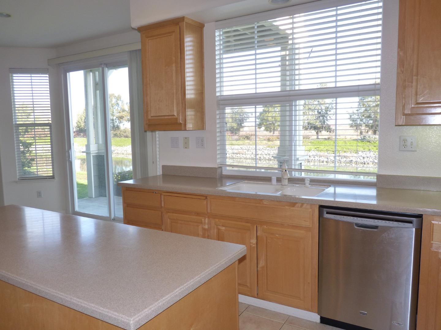 Detail Gallery Image 11 of 28 For 1065 Rockport Ave, Redwood City,  CA 94065 - 5 Beds | 3 Baths