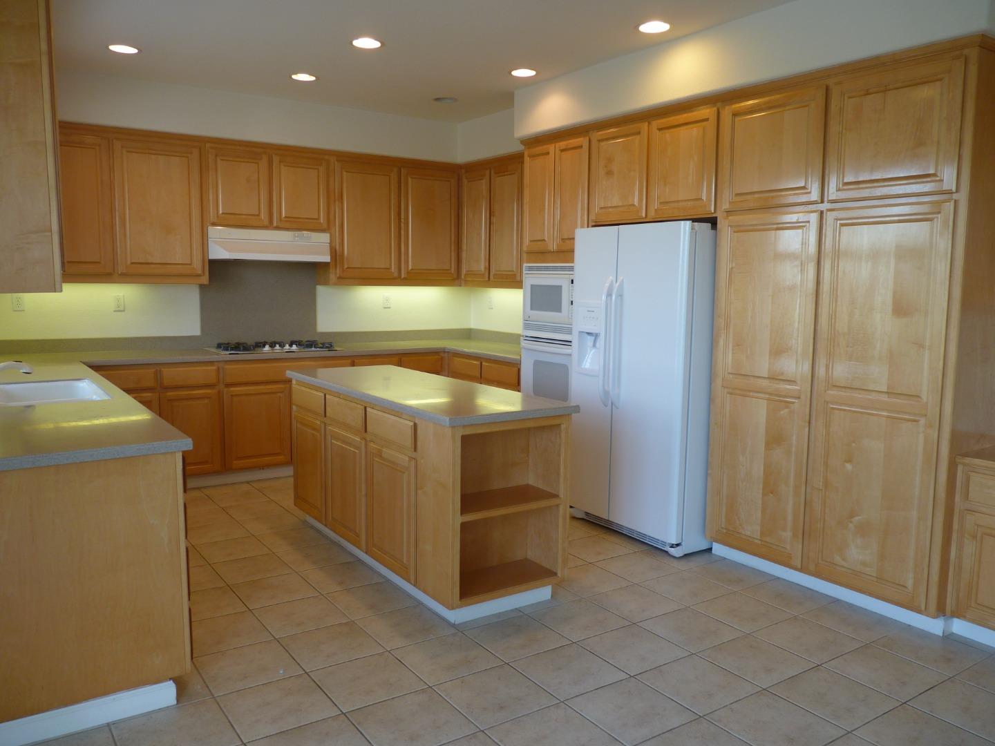 Detail Gallery Image 12 of 28 For 1065 Rockport Ave, Redwood City,  CA 94065 - 5 Beds | 3 Baths