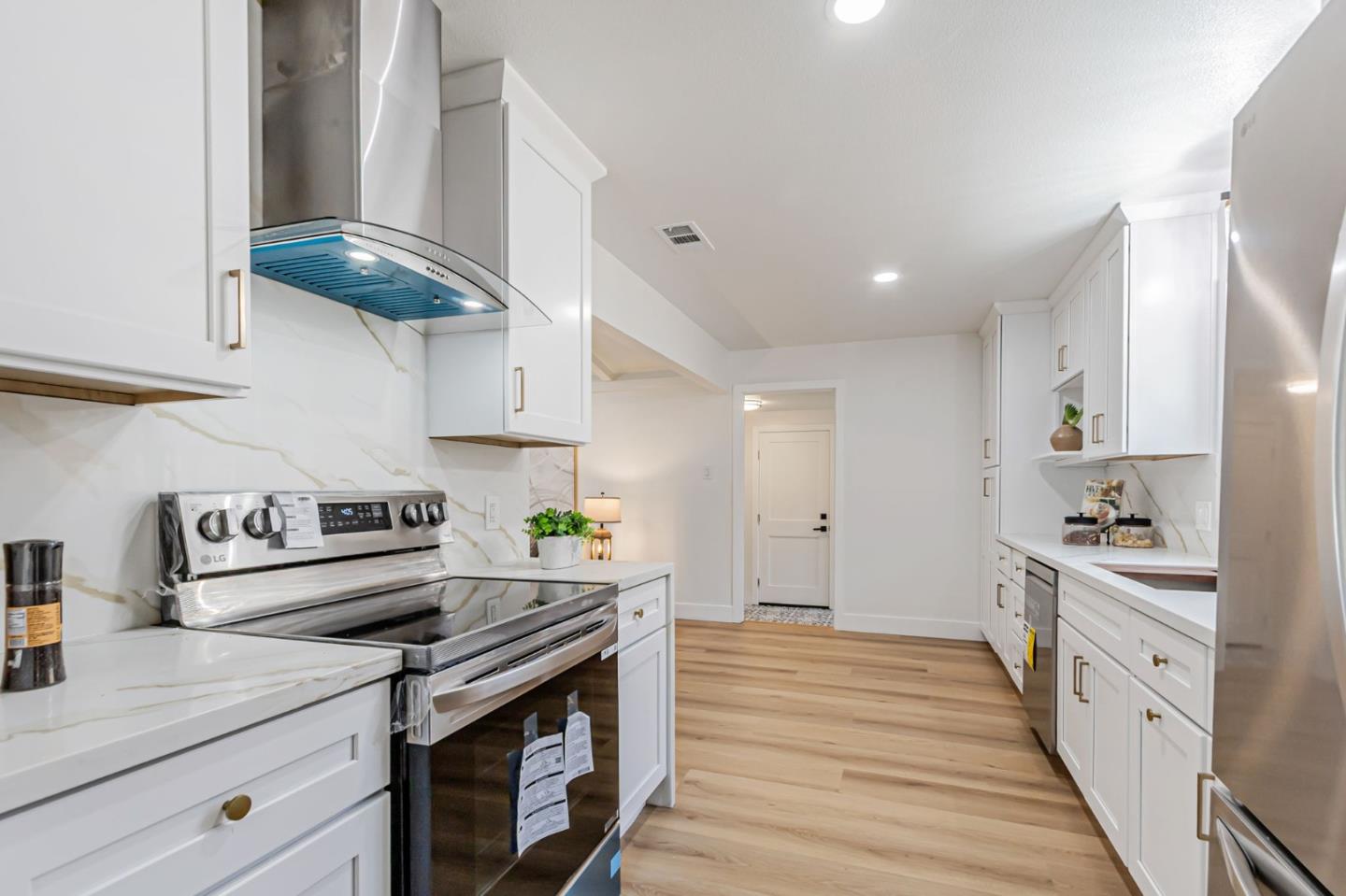 Detail Gallery Image 8 of 29 For 1349 Happy Valley Ave, San Jose,  CA 95129 - 3 Beds | 2/1 Baths