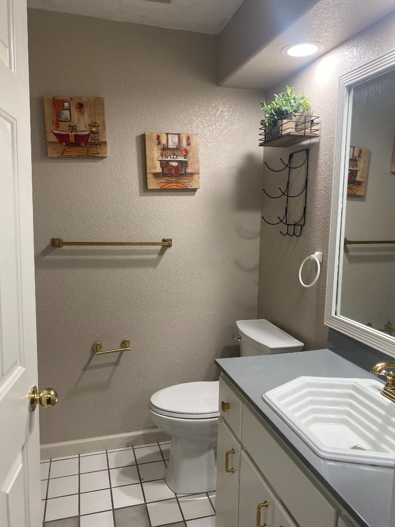 Detail Gallery Image 12 of 15 For 1210 Snow Ridge Ct, Modesto,  CA 95351 - 4 Beds | 2/1 Baths