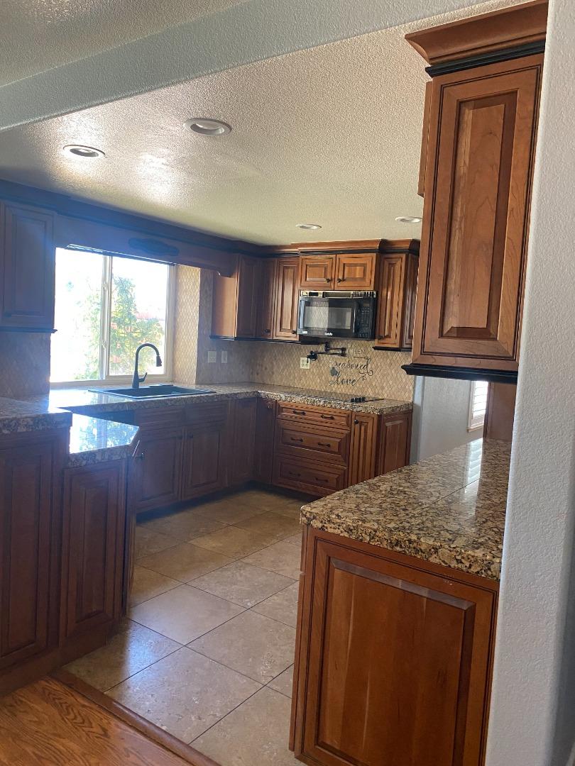 Detail Gallery Image 6 of 15 For 1210 Snow Ridge Ct, Modesto,  CA 95351 - 4 Beds | 2/1 Baths