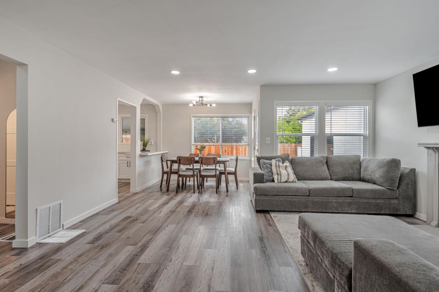 Detail Gallery Image 5 of 30 For 15867 Hesperian Blvd, San Lorenzo,  CA 94580 - 3 Beds | 1 Baths