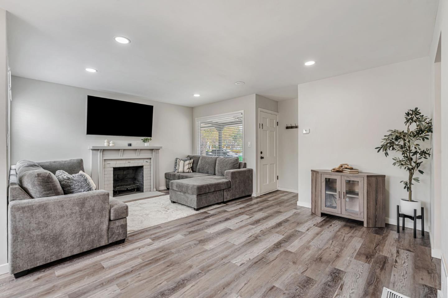 Detail Gallery Image 6 of 30 For 15867 Hesperian Blvd, San Lorenzo,  CA 94580 - 3 Beds | 1 Baths