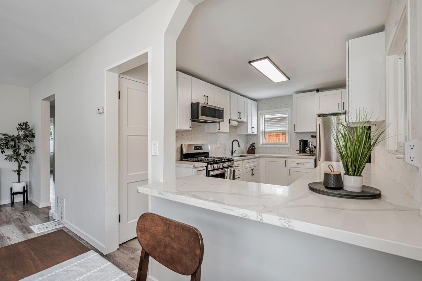 Detail Gallery Image 9 of 30 For 15867 Hesperian Blvd, San Lorenzo,  CA 94580 - 3 Beds | 1 Baths