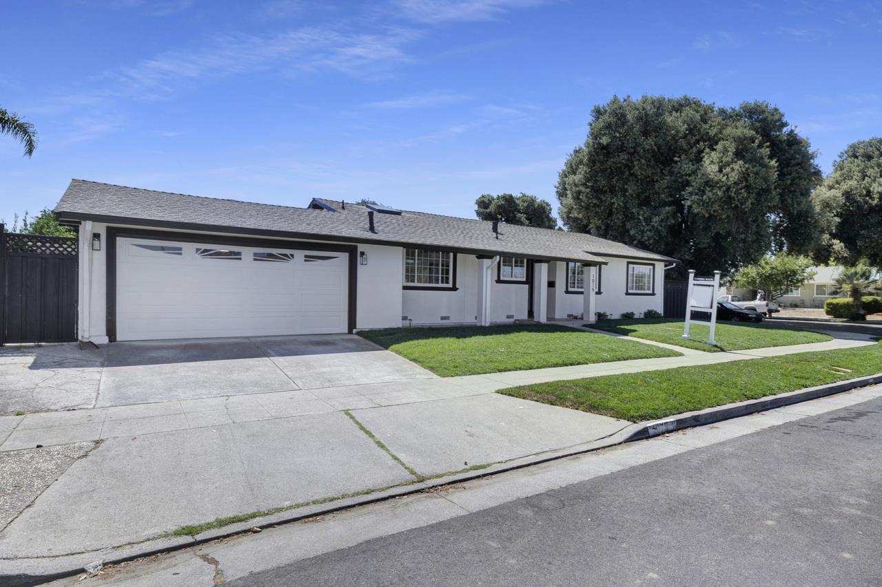 Detail Gallery Image 4 of 38 For 1075 Summerfield Dr, San Jose,  CA 95121 - 3 Beds | 2 Baths