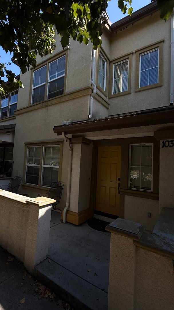 Detail Gallery Image 1 of 10 For 1031 Santa Rosa Ct, Watsonville,  CA 95076 - 2 Beds | 2 Baths