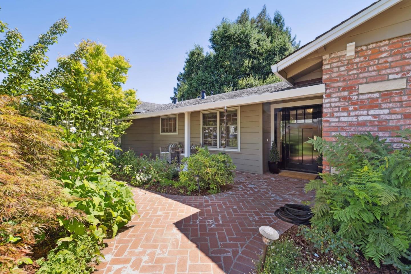 Detail Gallery Image 3 of 42 For 1 Hampton Ct, Los Altos,  CA 94022 - 4 Beds | 2/1 Baths