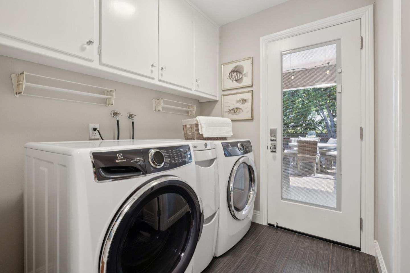 Detail Gallery Image 31 of 42 For 1 Hampton Ct, Los Altos,  CA 94022 - 4 Beds | 2/1 Baths