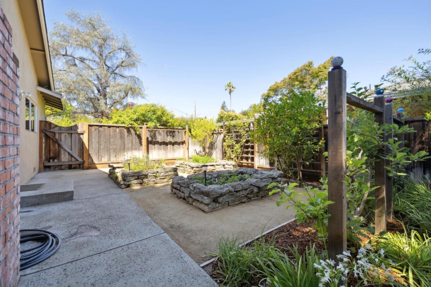 Detail Gallery Image 39 of 42 For 1 Hampton Ct, Los Altos,  CA 94022 - 4 Beds | 2/1 Baths