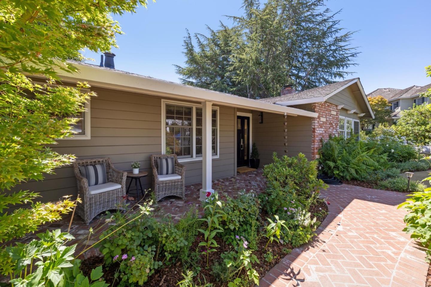 Detail Gallery Image 4 of 42 For 1 Hampton Ct, Los Altos,  CA 94022 - 4 Beds | 2/1 Baths